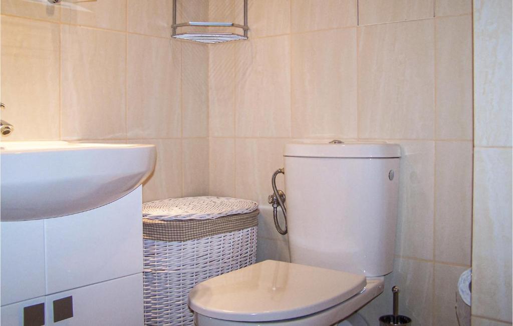 Kúpeľňa v ubytovaní 1 Bedroom Nice Apartment In Kolobrzeg