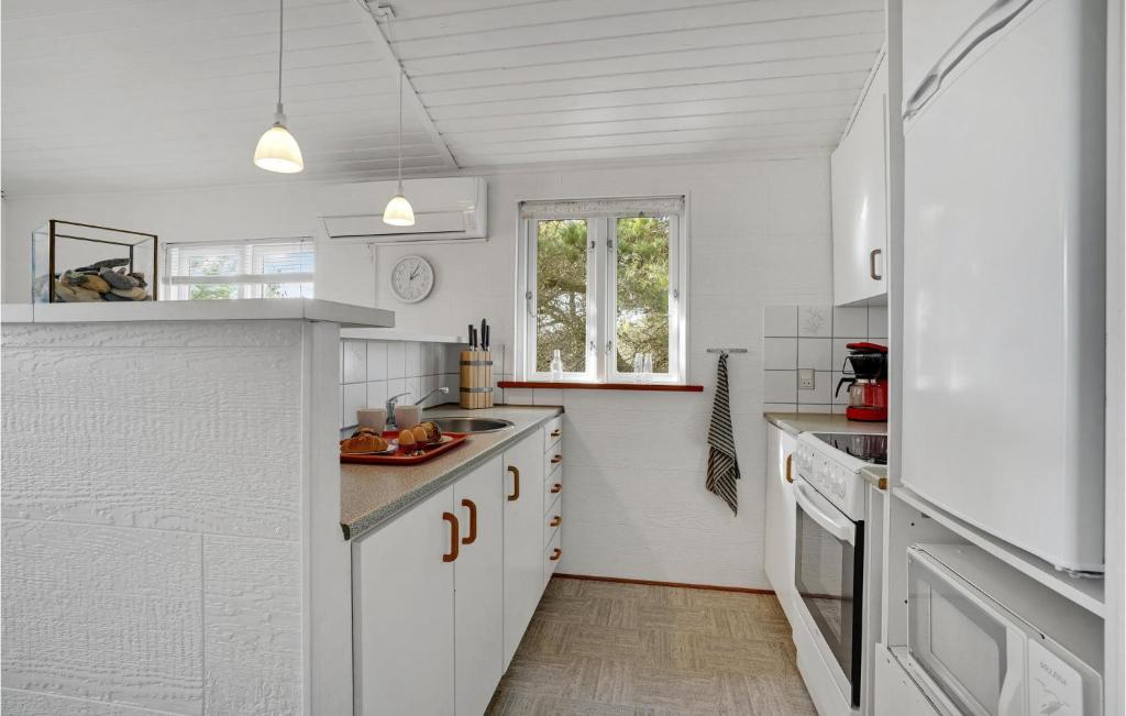 Kuchyň nebo kuchyňský kout v ubytování 2 Bedroom Gorgeous Home In Ulfborg
