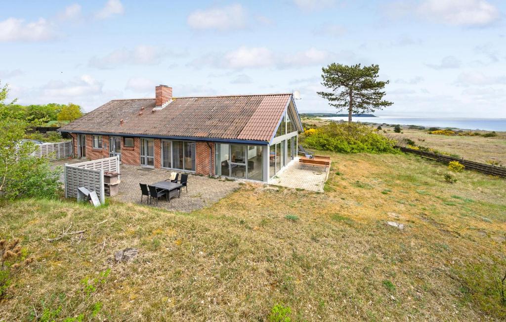 una casa seduta in cima a una collina erbosa di Holiday Home Arielvej Ebeltoft V a Ebeltoft
