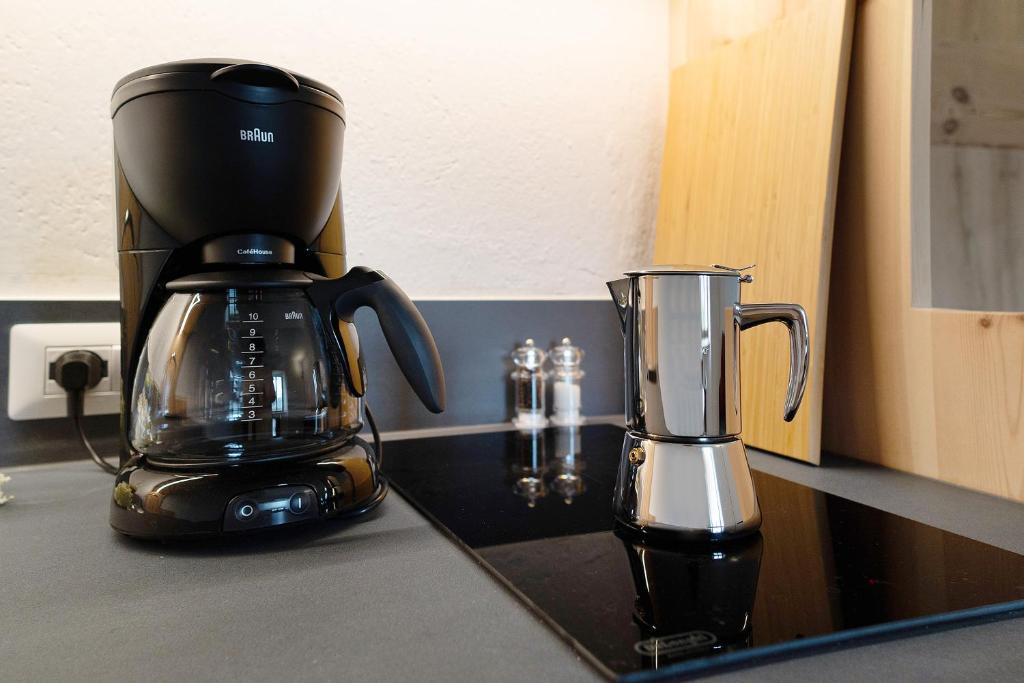 Příslušenství pro přípravu čaje a kávy v ubytování Ansitz Baumannhof Apt Mitte