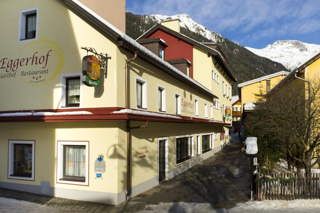 Nespecifikovaný výhled na hory nebo výhled na hory při pohledu z hotelu
