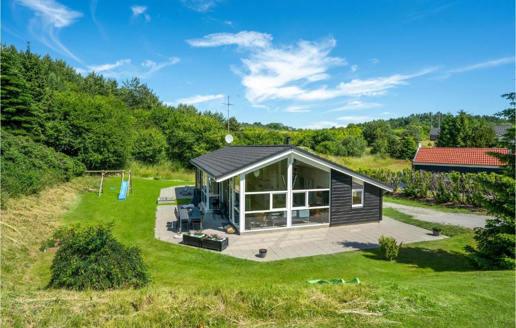 una piccola cabina in un campo con giardino di Holiday Home Nordbakken Ebeltoft Ix a Ebeltoft