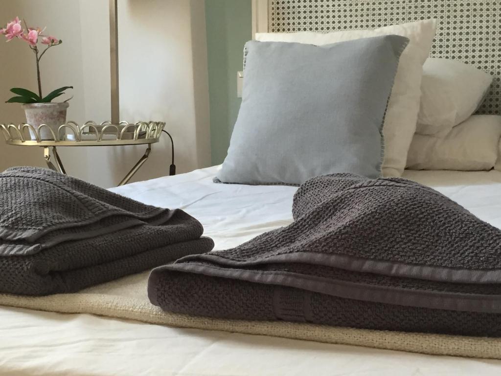A bed or beds in a room at Apartamentos Uncibay Premium