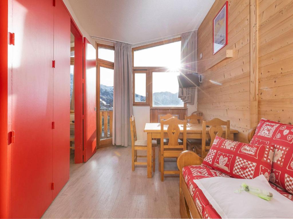 un salon avec un canapé et une table dans l'établissement Appartement rénové centre station, 4 pers, balcon sud, proche pistes et commerces - FR-1-314-126, à Avoriaz