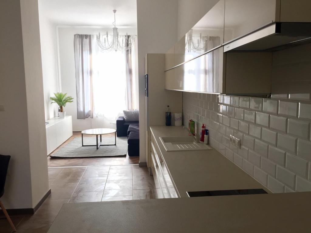 ブダペストにあるWhite Dream Homeのカウンターとテーブル付きのキッチンが備わります。
