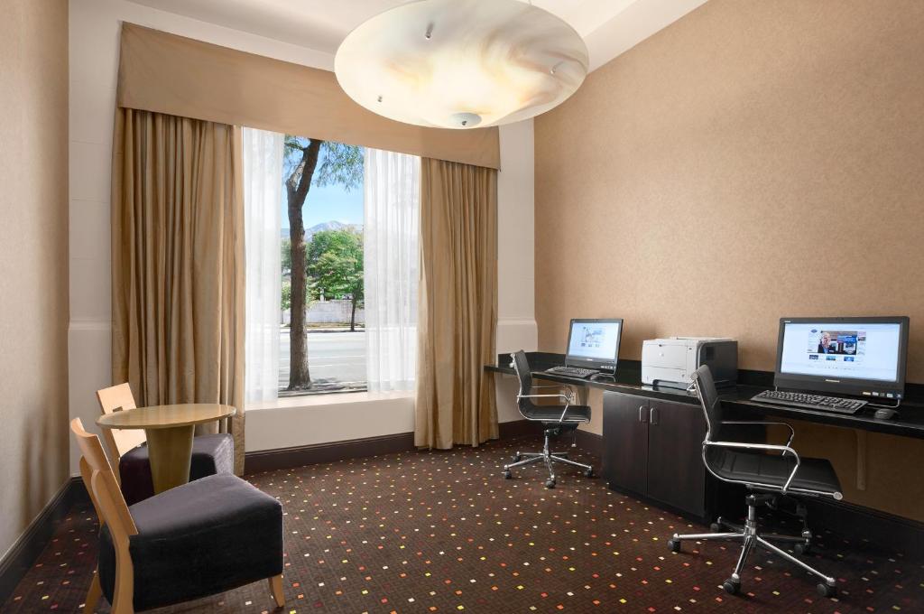 TV a/nebo společenská místnost v ubytování Hampton Inn and Suites Ogden