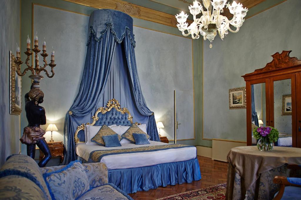 Postel nebo postele na pokoji v ubytování Palazzo Paruta & Wellness Suites