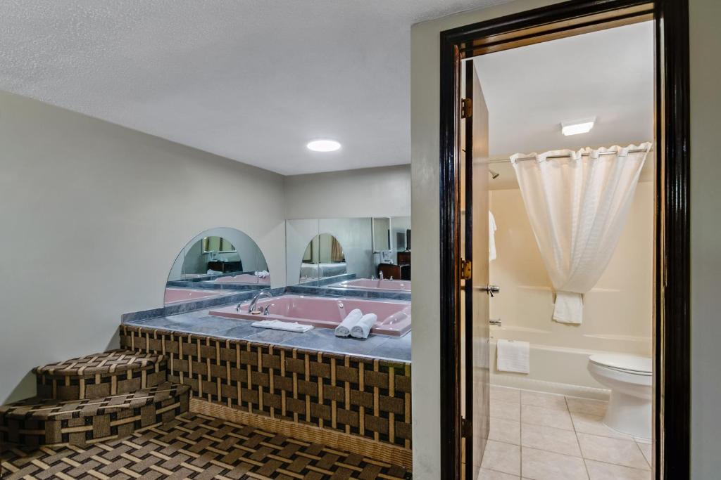 Americas Best Value Inn Torrington, CT - キングルーム ホットタブ付 禁煙