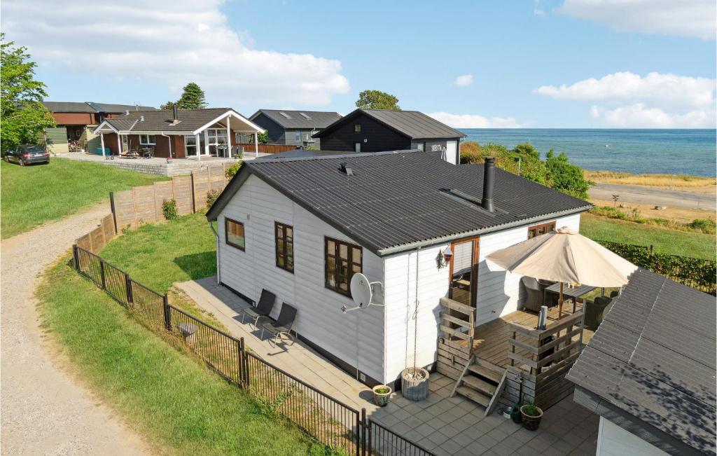 een bovenaanzicht van een klein huisje met een hek bij 1 Bedroom Stunning Home In Allingåbro in Allingåbro