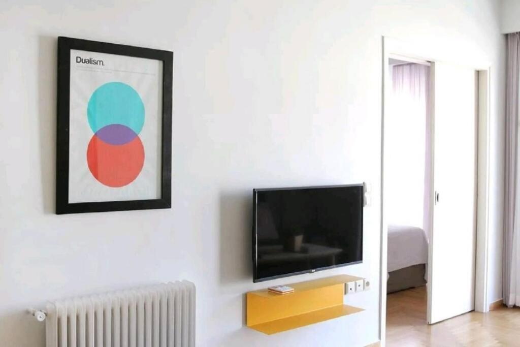 Televízia a/alebo spoločenská miestnosť v ubytovaní Stylish apartment in Acropolis