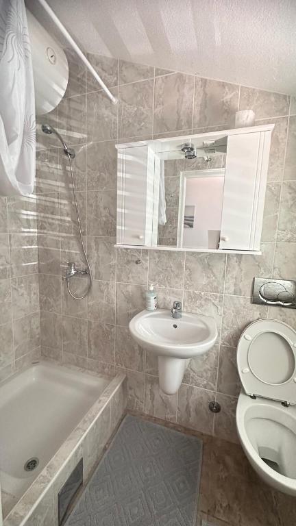 e bagno con lavandino, servizi igienici e vasca. di Zvezda Meljine a Herceg-Novi