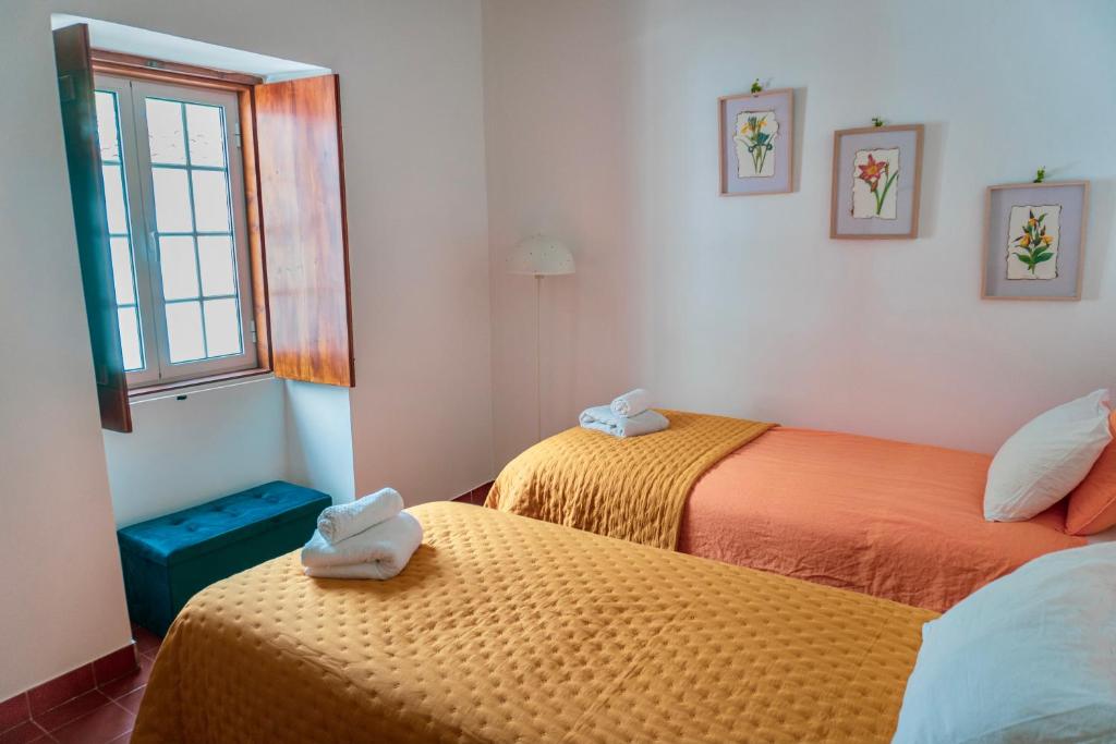 Postel nebo postele na pokoji v ubytování Casa dos Castanheiros Angra do Heroismo