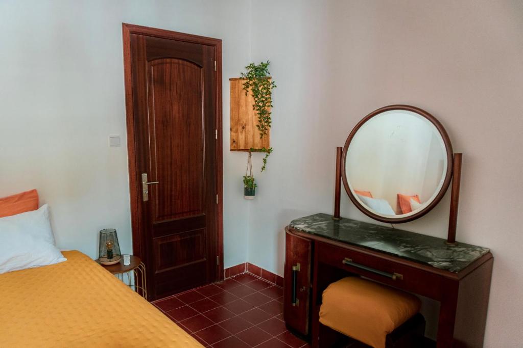 Postel nebo postele na pokoji v ubytování Casa dos Castanheiros Angra do Heroismo