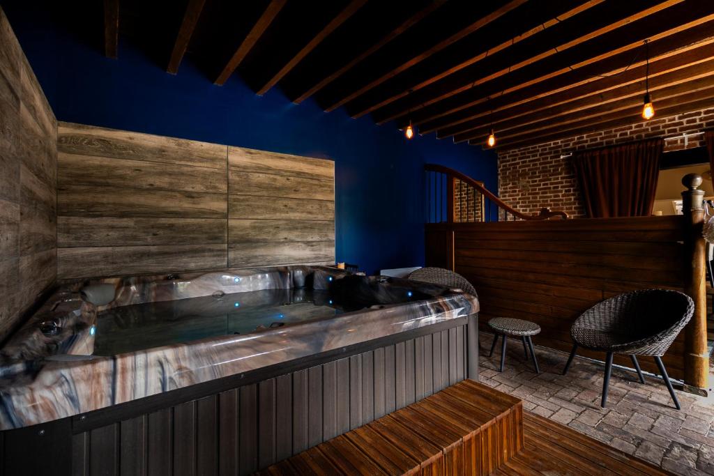 un jacuzzi au milieu d'une pièce dans l'établissement OZ LOVE ROOM JACUZZI privatif, à La Croix-Saint-Leufroy
