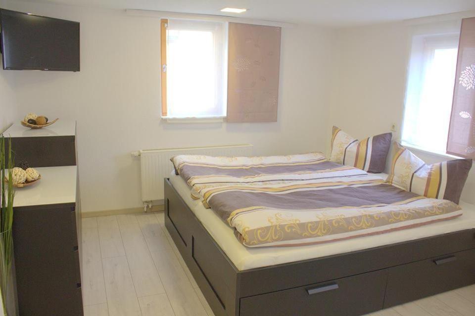 1 dormitorio con 1 cama en una habitación en Ferienwohnung Nicole, en Schneeberg