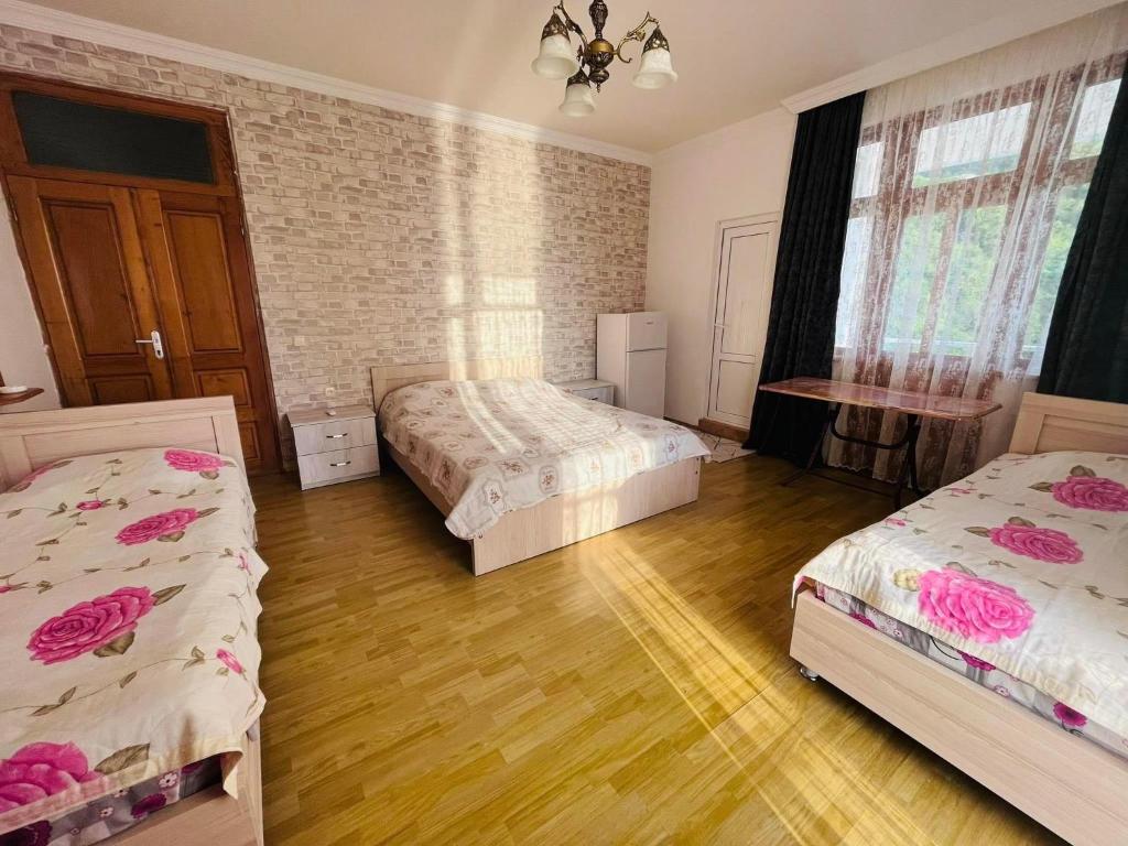 Postel nebo postele na pokoji v ubytování Zuri Kvariati