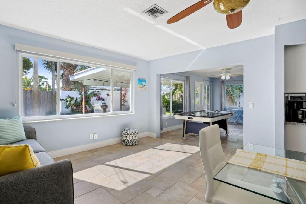 Una sala de estar con un sofá y una mesa de ping pong. en Beach Retreat Downtown Hot Tub, en Delray Beach