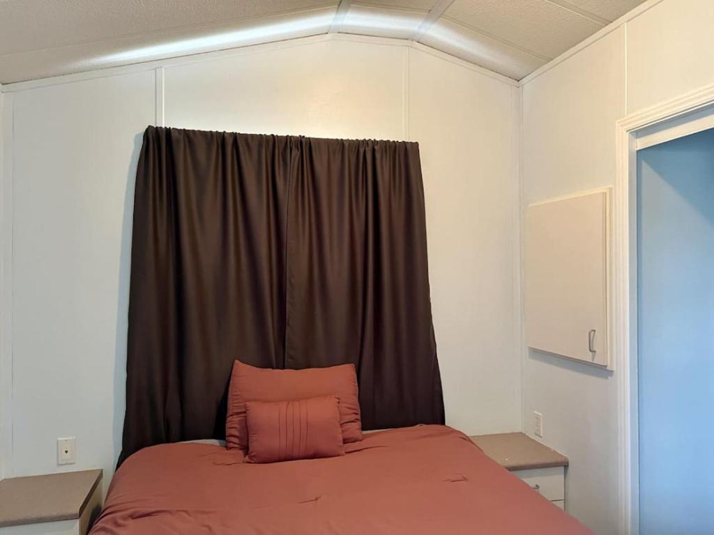 una camera da letto con un letto con una coperta rossa e una finestra di Trout House at Red-Bow a Sterling