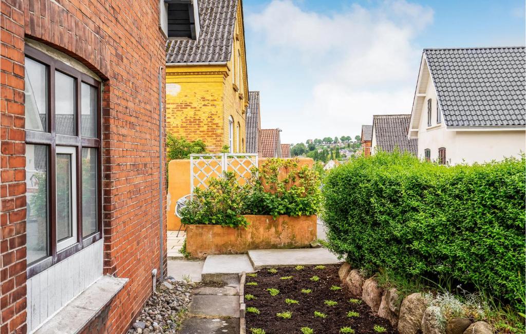 Zahrada ubytování 2 Bedroom Cozy Apartment In Svendborg