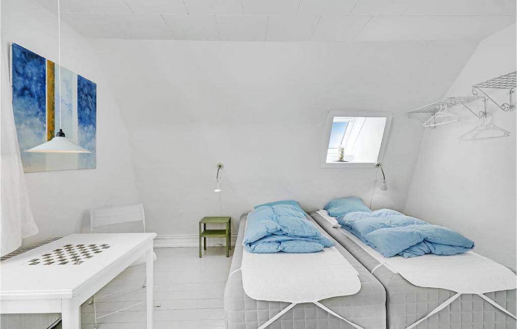 Postel nebo postele na pokoji v ubytování 2 Bedroom Cozy Apartment In Svendborg