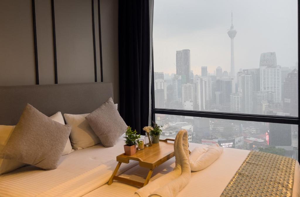 une chambre avec un lit avec vue sur une ville dans l'établissement Axon Residence KLCC - JD HOME, à Kuala Lumpur