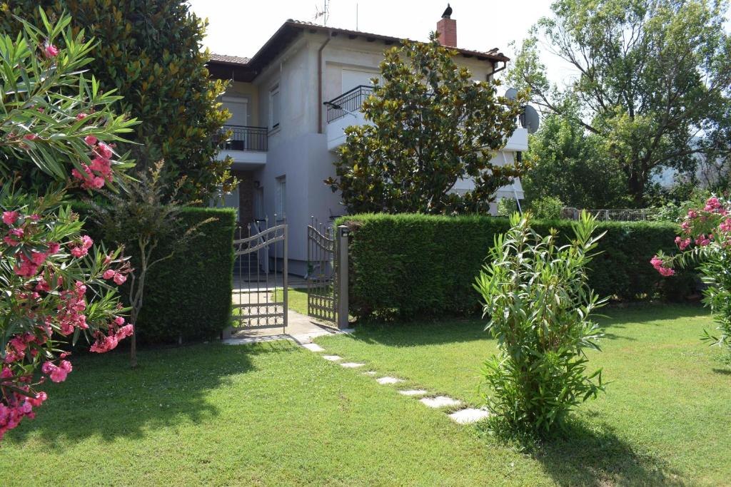 Κήπος έξω από το Nakis Apartment All Seasons