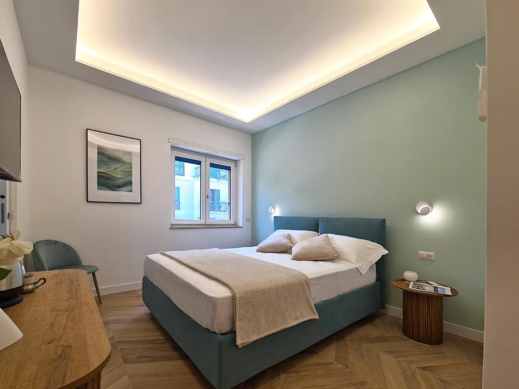 une chambre avec un lit et une fenêtre dans l'établissement Nellerika Sorrento - Ametista Holidayhome, à Sorrente