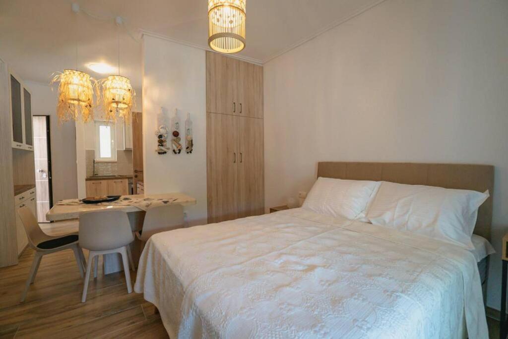 sypialnia z łóżkiem, stołem i biurkiem w obiekcie Fili's Cozy Place in Malaki w mieście Malaki