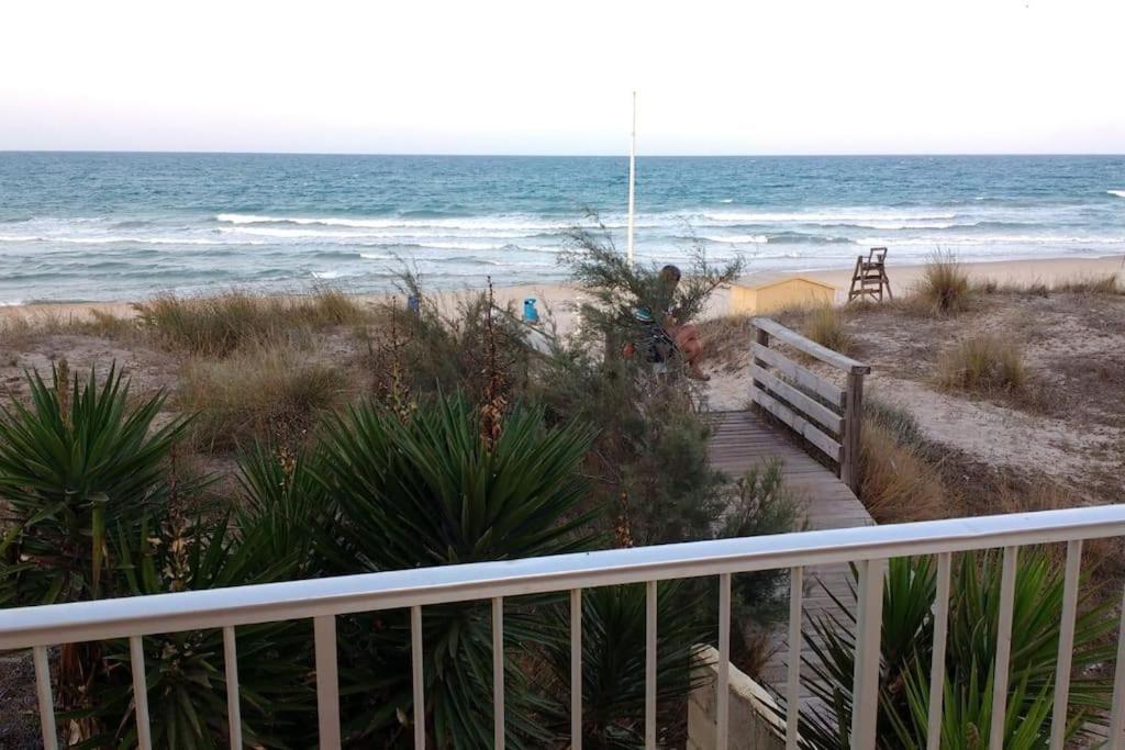 a wooden path to the beach with the ocean at Apartamento nuevo Playa aislada Primera línea de playa in Cullera
