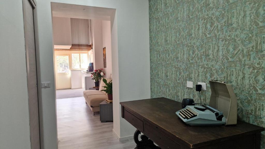 un ufficio con una scrivania e un computer di Adriano's Rooms a Catania