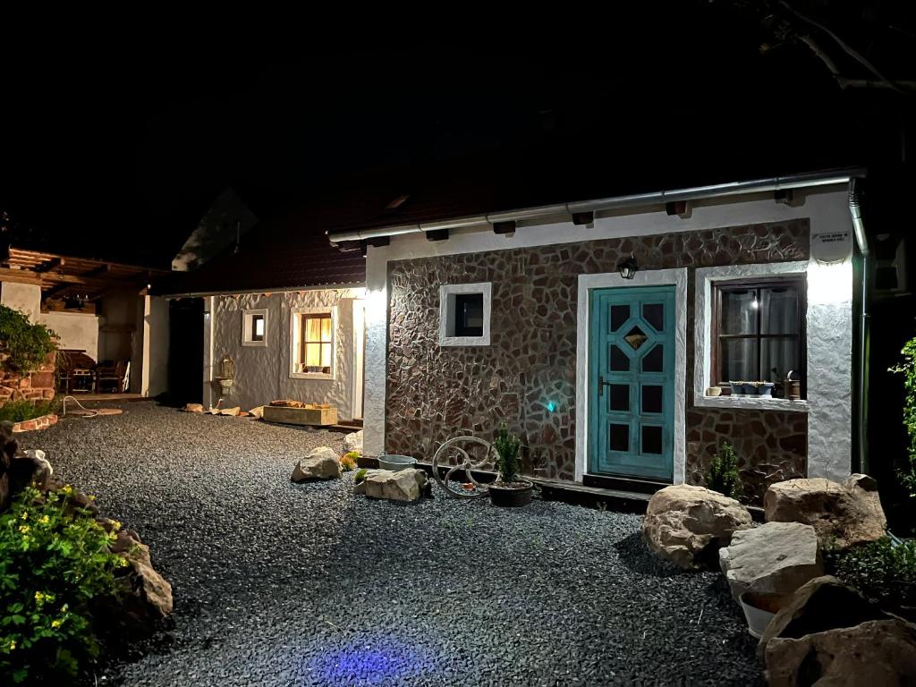 Το κτήριο όπου στεγάζεται  το διαμέρισμα