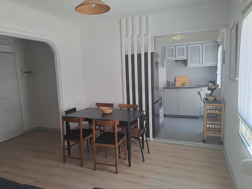 une cuisine et une salle à manger avec une table et des chaises dans l'établissement L'Oustal de Provence, à Sète