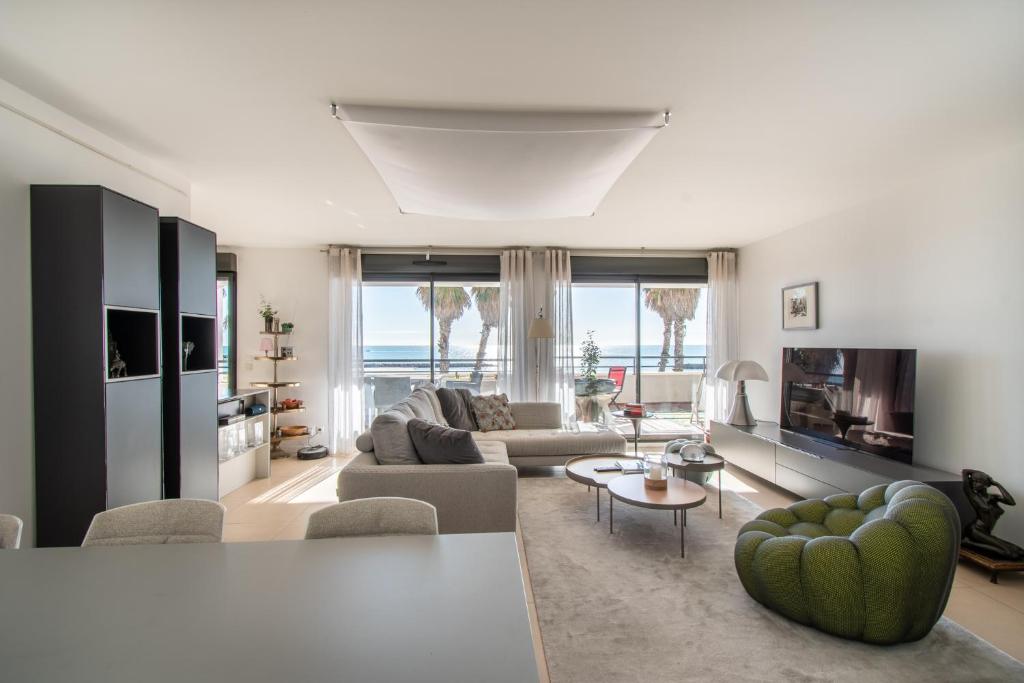 un salon avec un canapé et une table dans l'établissement Le Murano Sea Sete and Art, à Sète