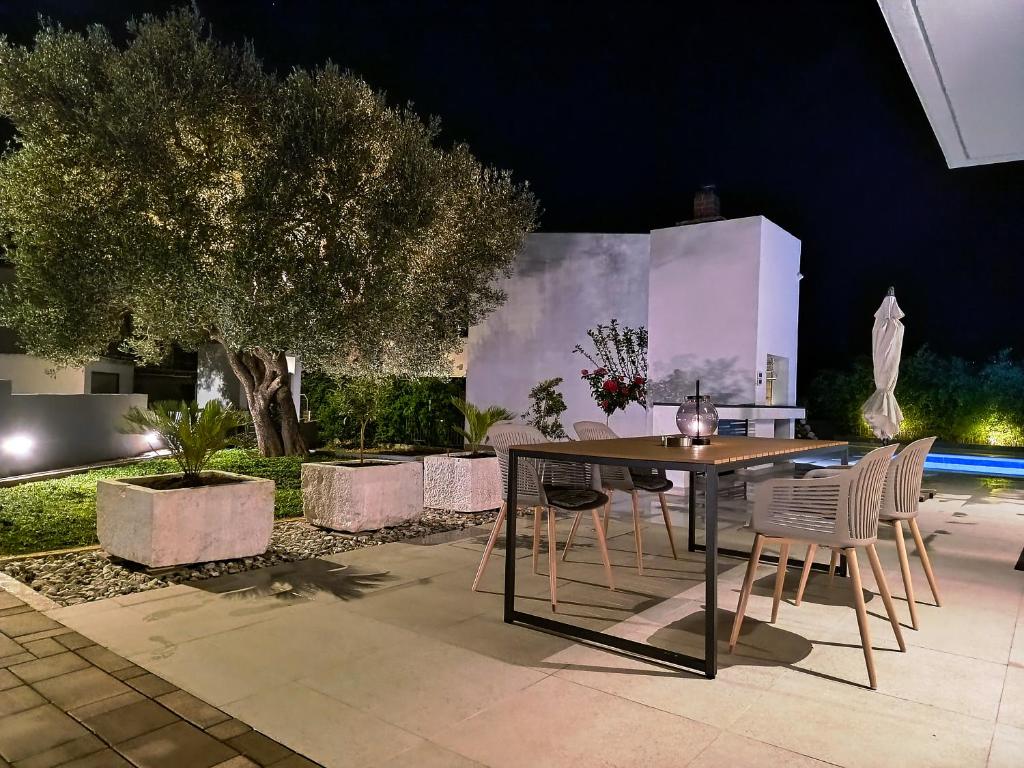 Patio alebo iná vonkajšia časť ubytovania d'House Vinišće