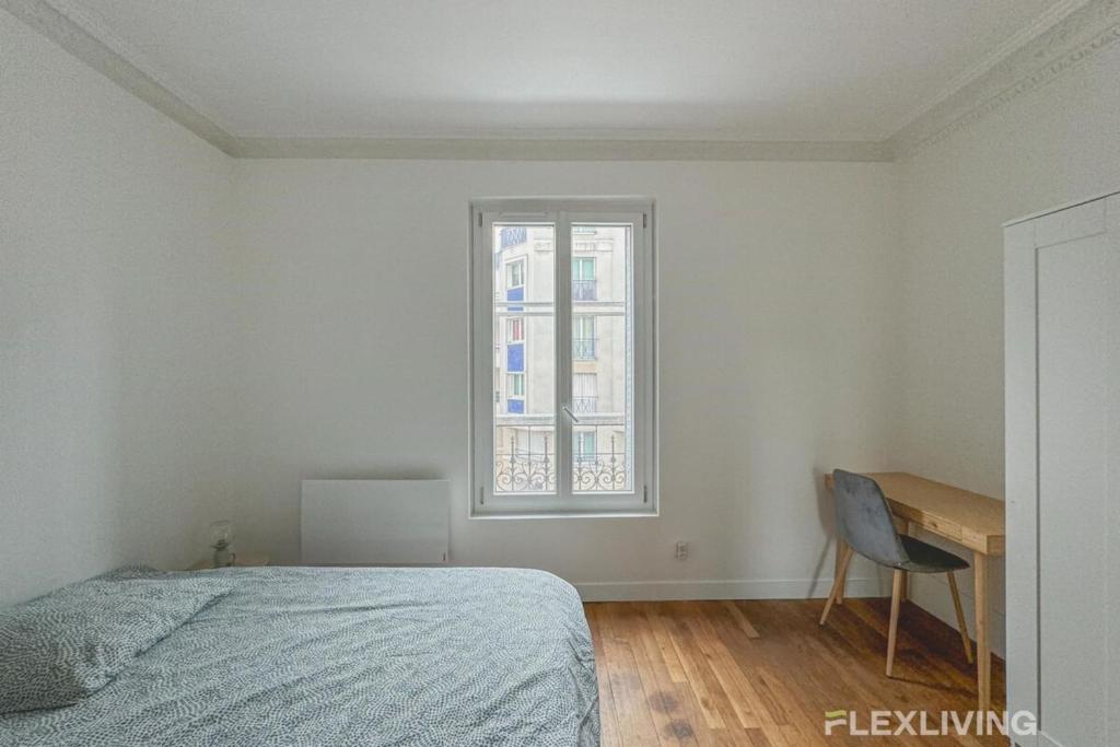 une chambre avec un lit, un bureau et une fenêtre dans l'établissement Flexliving - Room - Henri Sellier - Suresnes 92, à Suresnes
