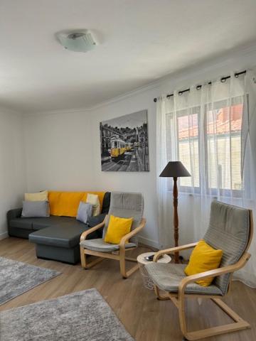 un soggiorno con due sedie e un divano di Casa Ana a Nazaré