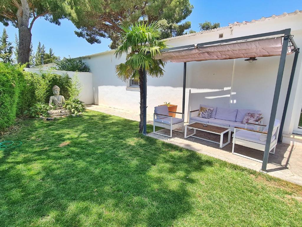 Vonkajšia záhrada v ubytovaní Villa Edén, Casa Rural lujo con Chimenea Piscina