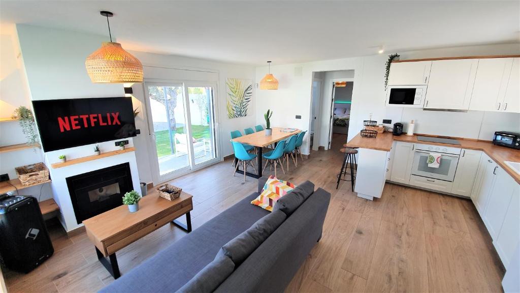 Televízia a/alebo spoločenská miestnosť v ubytovaní Villa Edén, Casa Rural lujo con Chimenea Piscina