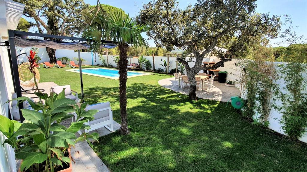 Vonkajšia záhrada v ubytovaní Villa Edén, Casa Rural lujo con Chimenea Piscina