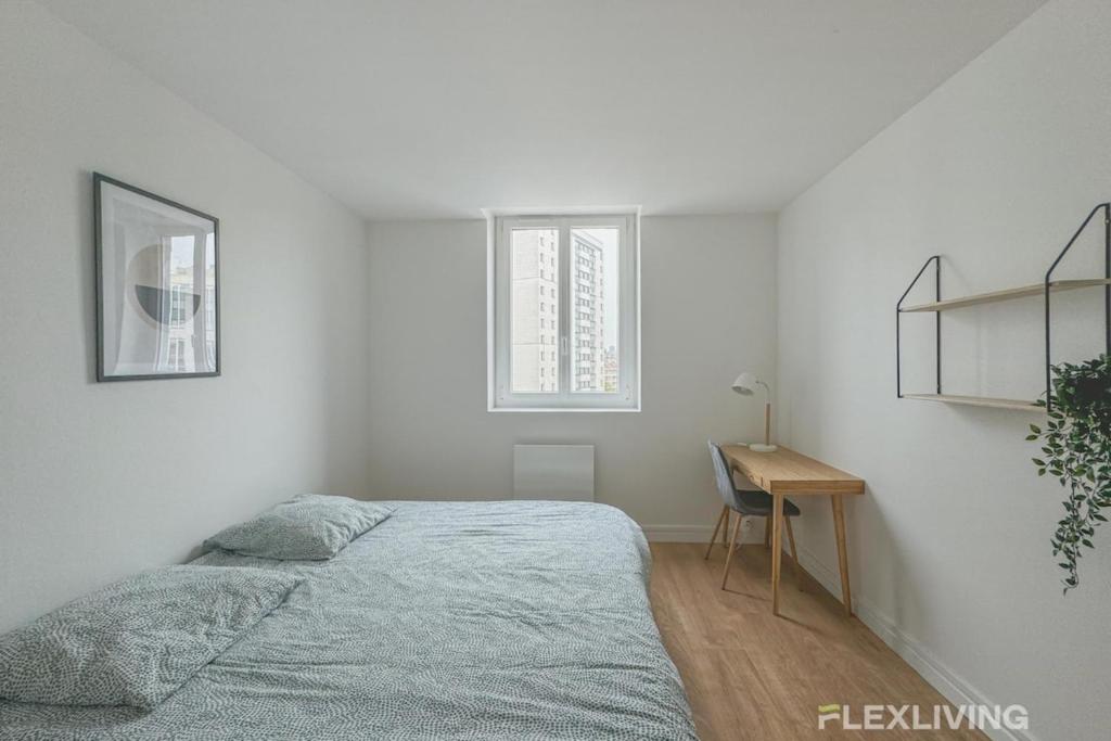 une chambre blanche avec un lit et un bureau dans l'établissement Flexliving - Room - Henri Sellier - Suresnes 92, à Suresnes