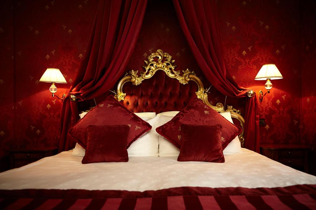 Postel nebo postele na pokoji v ubytování Palazzo Paruta & Wellness Suites