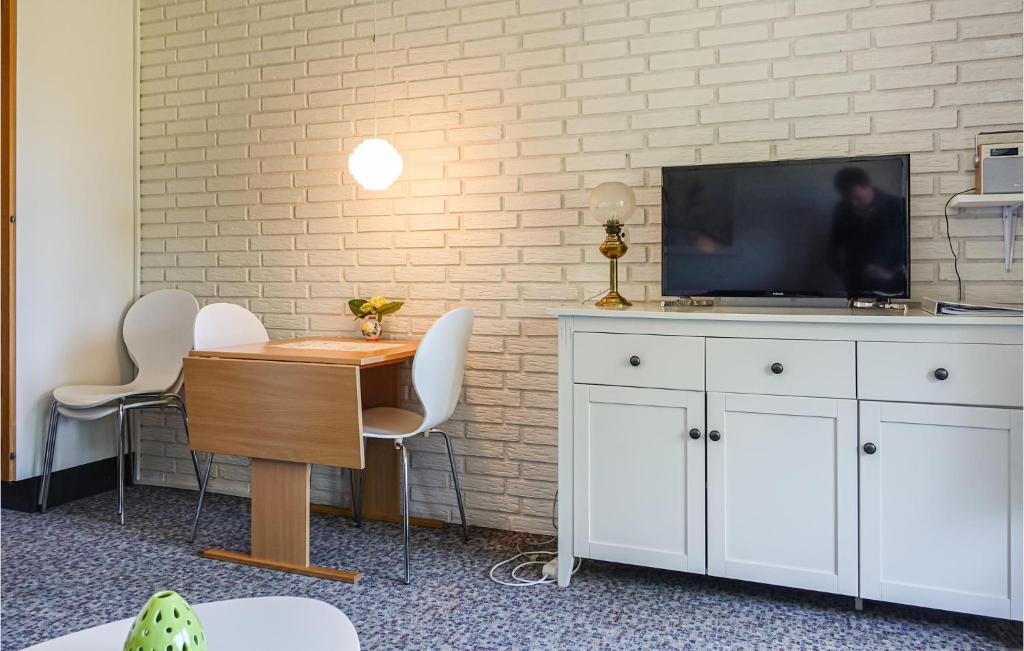 TV a/nebo společenská místnost v ubytování Gorgeous Apartment In Allinge