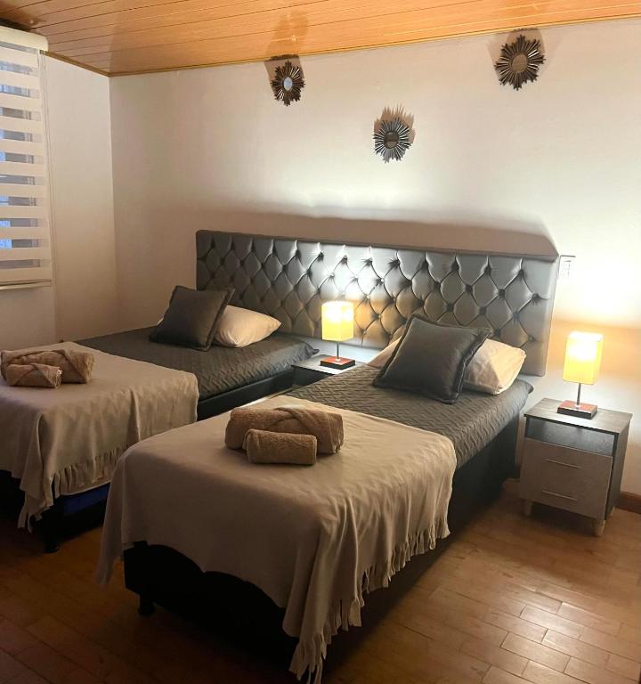Postel nebo postele na pokoji v ubytování HOSTAL SEP7IMO ARTE