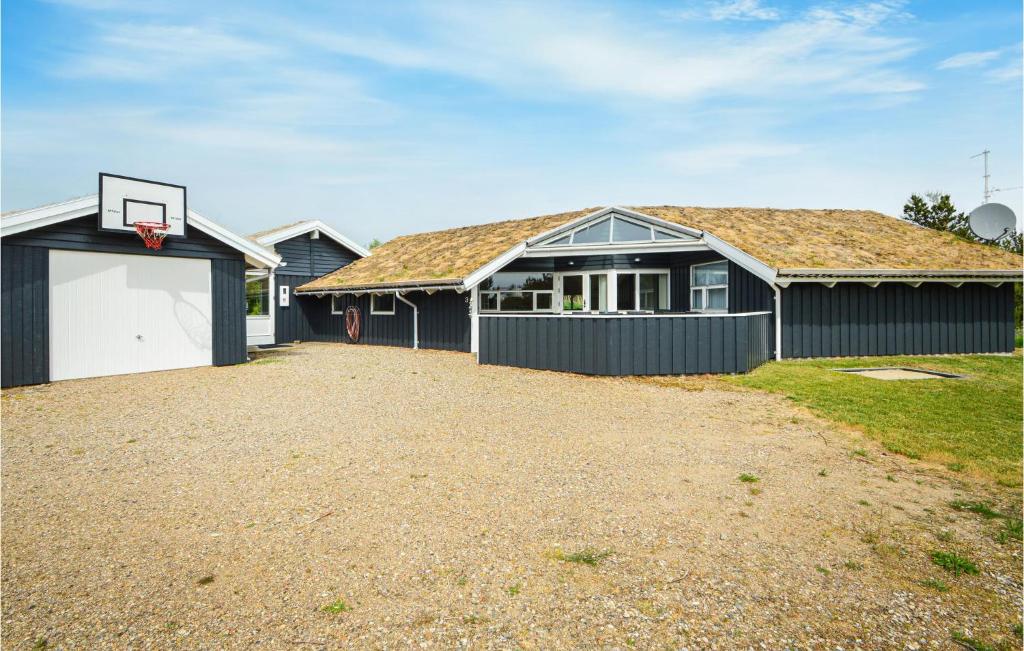 an image of a house with a basketball hoop at Klitbo in Rømø