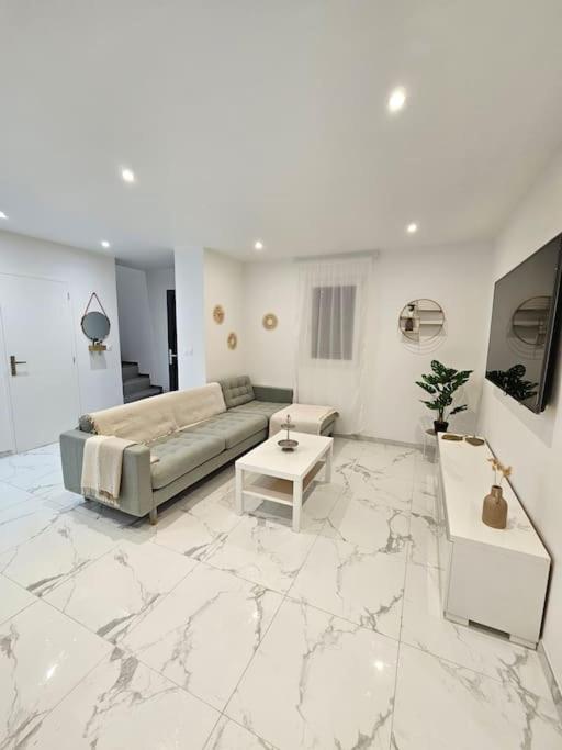 - un grand salon blanc avec un canapé et une table dans l'établissement Villa 4 pièces avec petite Piscine, à Vedène