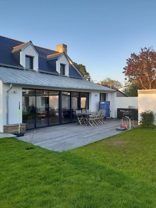 une maison avec une grande terrasse et une cour dans l'établissement Charmante maison golfe du Morbihan, à Saint-Armel
