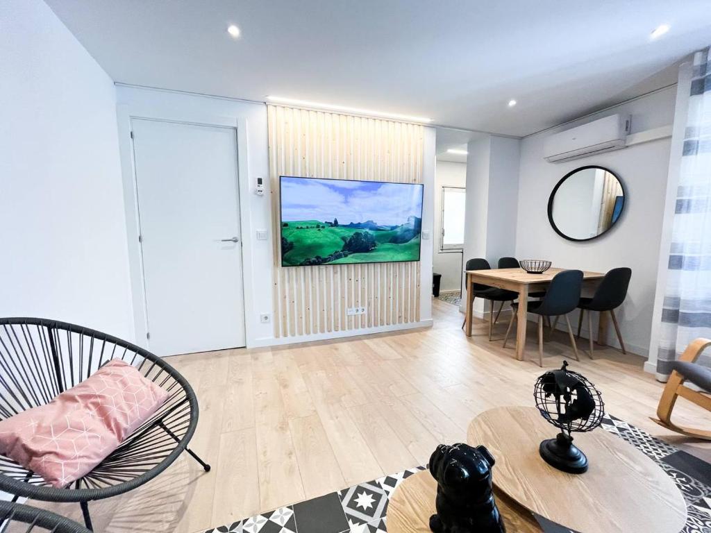 TV a/nebo společenská místnost v ubytování COOSY - En Pleno Centro Andorra l by BonesVacances