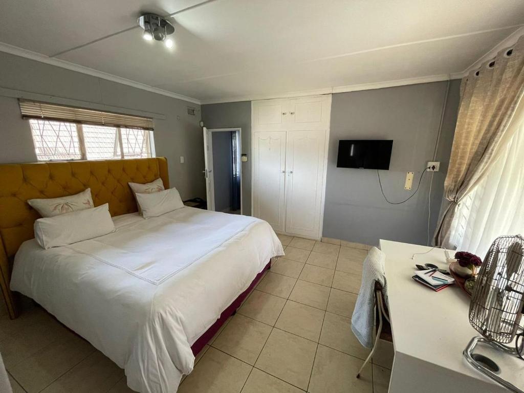 Katil atau katil-katil dalam bilik di Mbathos guesthouse house