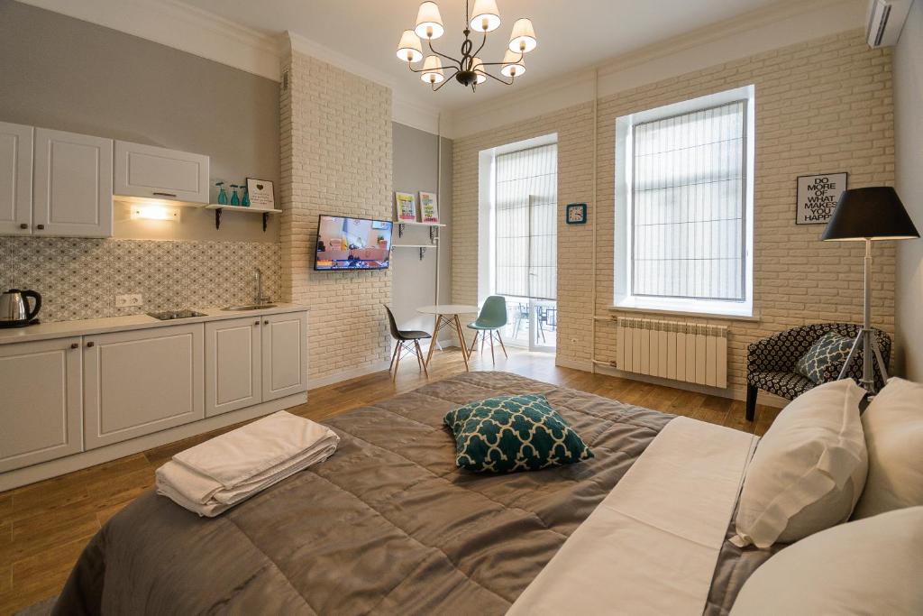 Partner Guest House Saksahans'koho - Modern Street View Studio Apartment With Balcony And Shower - Saksahanskoho Street 12