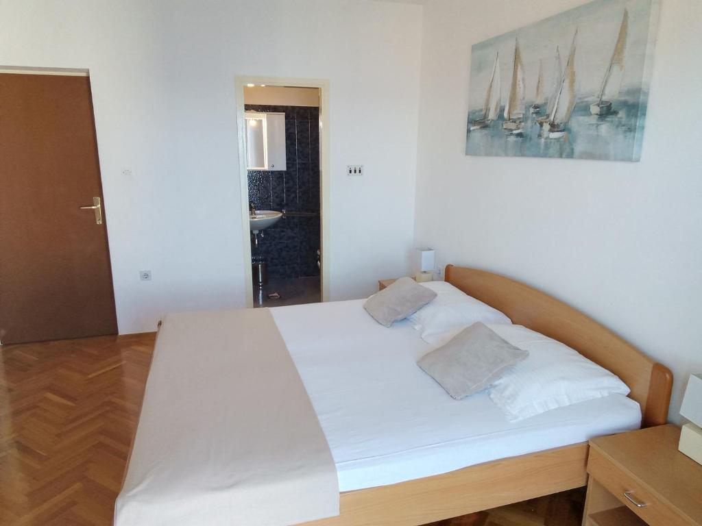 Postel nebo postele na pokoji v ubytování Apartments Filip Mimice